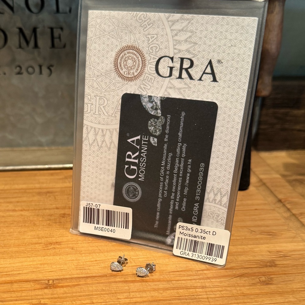 #49 0.9 ctw Moissanite halo pear earrings - Picture 1 of 6
